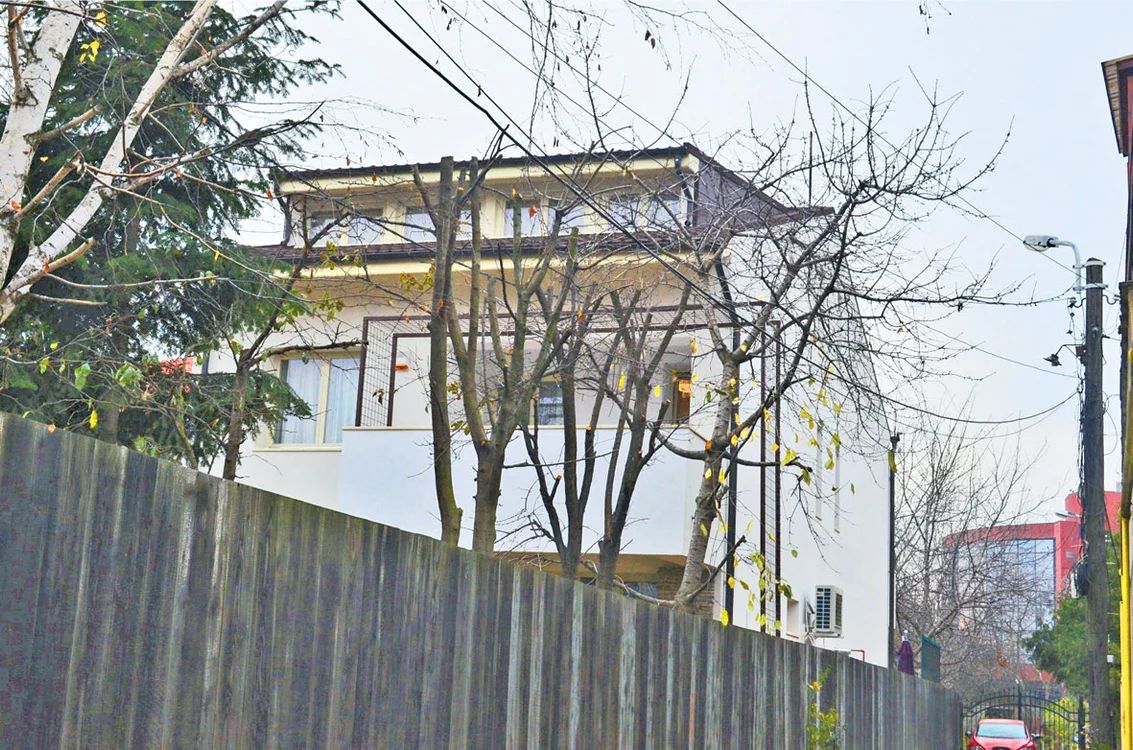 Artistul locuieşte  într-o vilă din Băneasa