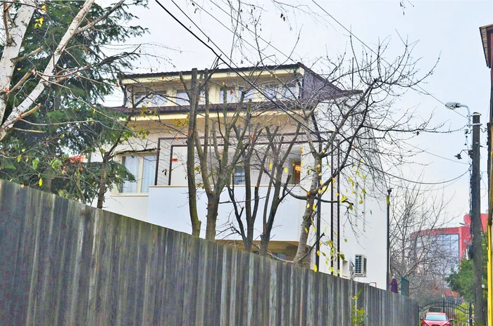 Artistul locuieşte într-o vilă din Băneasa