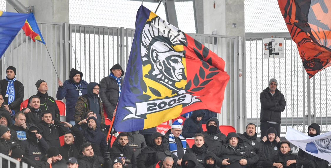 Fanii FCU Craiova au creat haos la meciul cu Sepsi. Foto Inquam/ Alex Nicodim