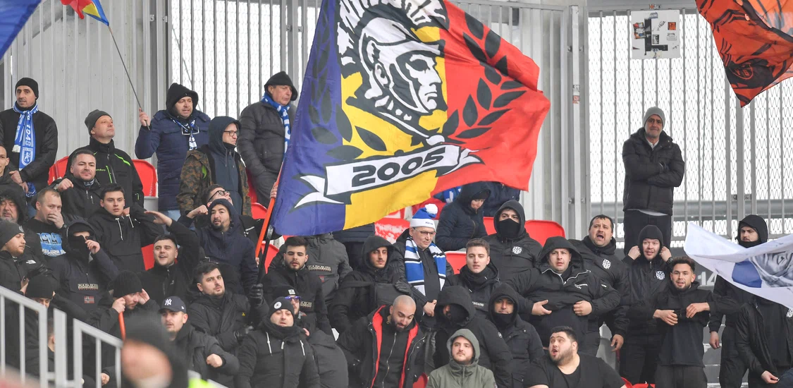 Ultrașii Craiovei nu s-au lăsat până nu au stricat meciul. Foto Alex Nicodim