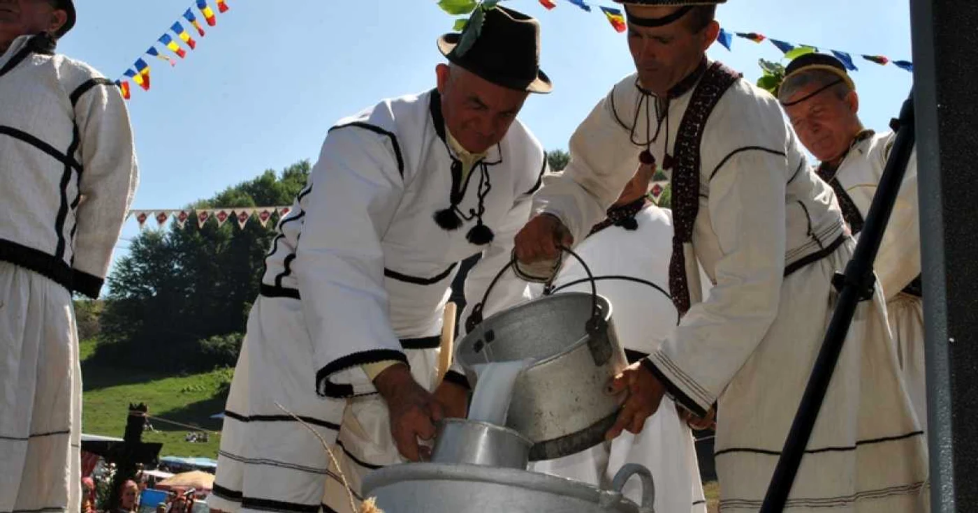 „Sâmbra Oilor” de la Huta- Certeze se desfăşoară anul acesta pe 4 mai şi va reuni mii de locuitori din Satu  Mare şi Maramureş   FOTO   arhivă