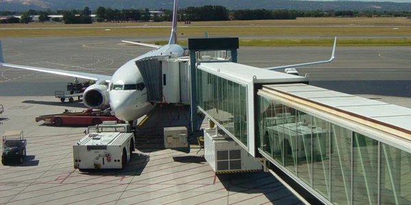 Jet bridge-urile ar fi costat aeroportul prea mult