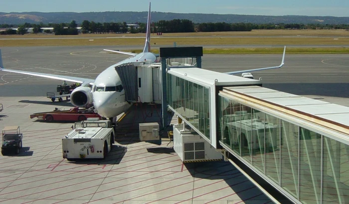 Jet bridge-urile ar fi costat aeroportul prea mult