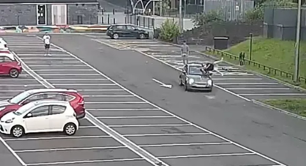 Ce pedeapsă a primit o tânără de 19 ani care a lovit în plin un bărbat cu mașina. Momentul șocant al impactului