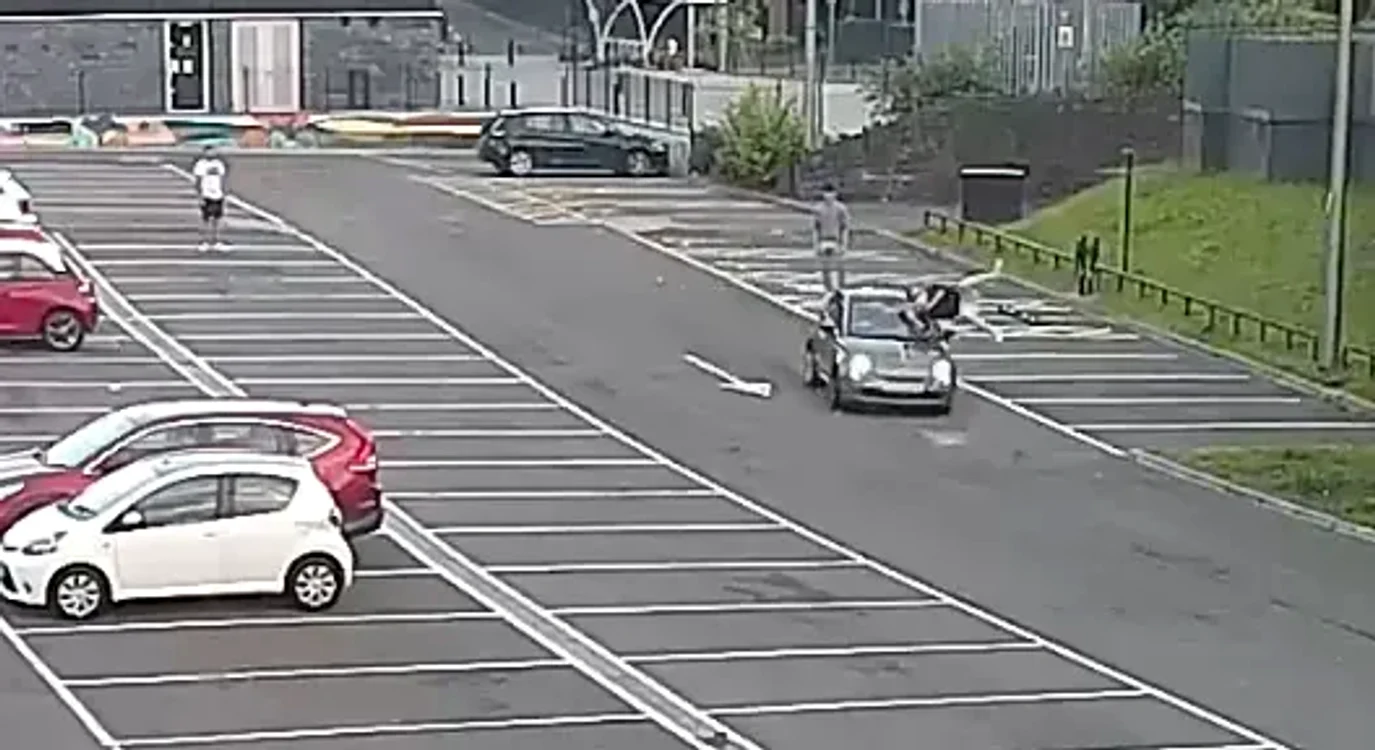 Tânăra a virat mașina direct spre el FOTO Captură video