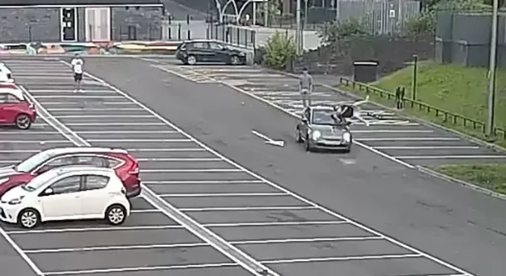 Ce pedeapsă a primit o tânără de 19 ani care a lovit în plin un bărbat cu mașina. Momentul șocant al impactului