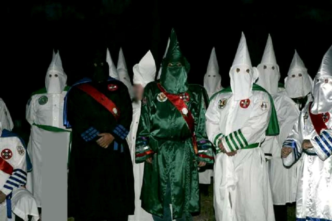 Membrii Ku Klux Klan i-au alimentat pe cei prezenţi la concert cu ură rasială