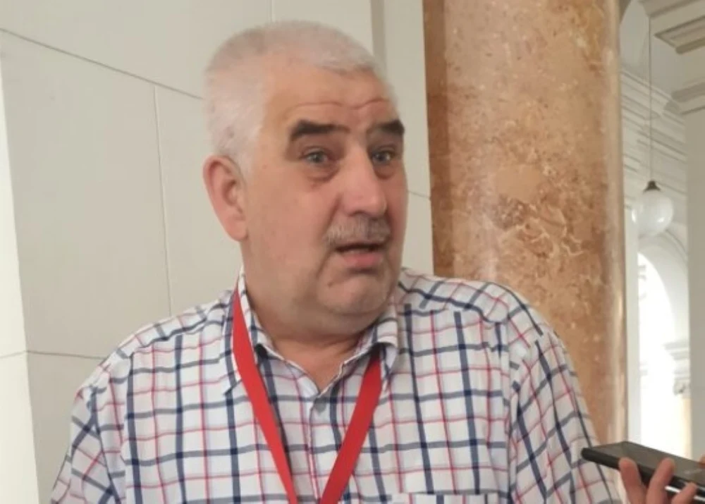 Un brașovean a dat în judecată PNL, USR și UDMR și cere dizolvarea celor trei partide. Cine este bărbatul care a intervenit și în procesele lui Traian Băsescu