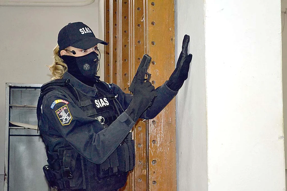 Atras cu mai multe  tipuri de arme
