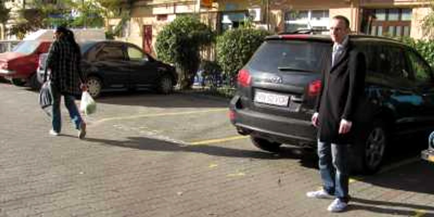 Locurile de parcare au fost delimitate cu vopsea doar la câteva blocuri.