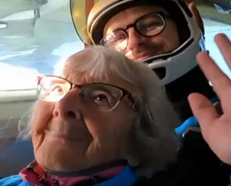 Cadou inedit la vârsta de 102 ani: salt cu parașuta. Femeia care a devenit cea mai vârstnică parașutistă din Marea Britanie