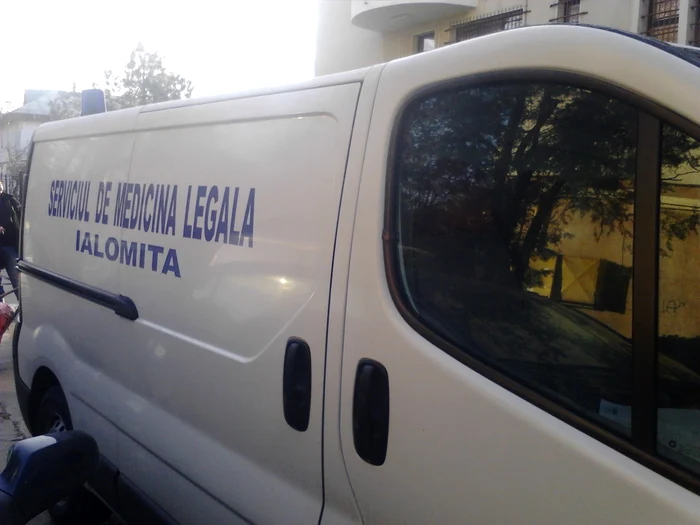 Cadavrul a fost transportat la Serviciul de Medicină Legală Ialomiţa FOTO: M. Sofronie