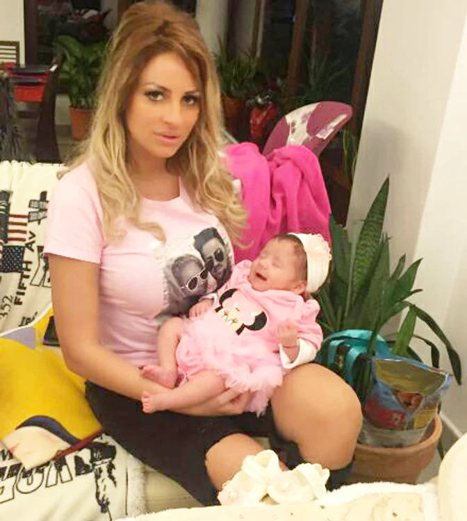 De când s-a măritat și a devenit mămică, Sânziana Buruiană are foarte des motive de petrecere și cheamă multă lume la masăfoto: arhiva personală