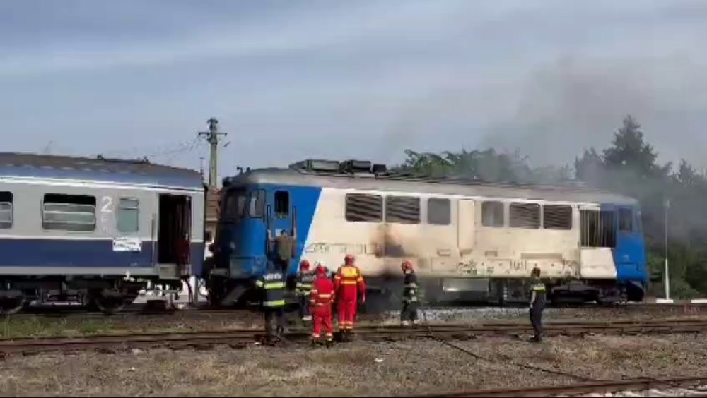 O locomotivă a luat foc în mers. Șase călători s-au evacuat înainte de sosirea salvatorilor VIDEO