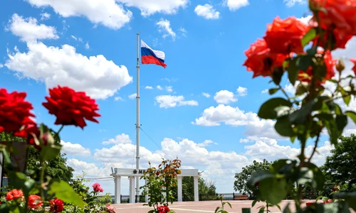 Steagul Rusiei în Piața Victoriei din Melitopol FOTO Profimedia