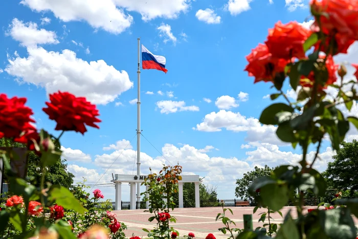 Steagul Rusiei în Piața Victoriei din Melitopol FOTO Profimedia