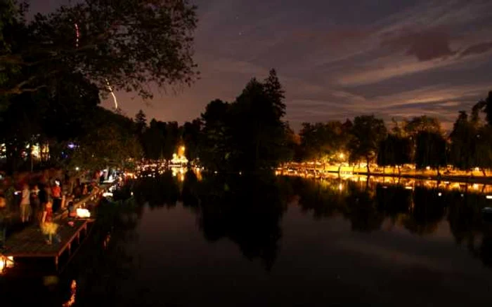 Parcul Central al Clujului a fost luminat de 25.000 de lumânări. FOTO: Dan Bodea