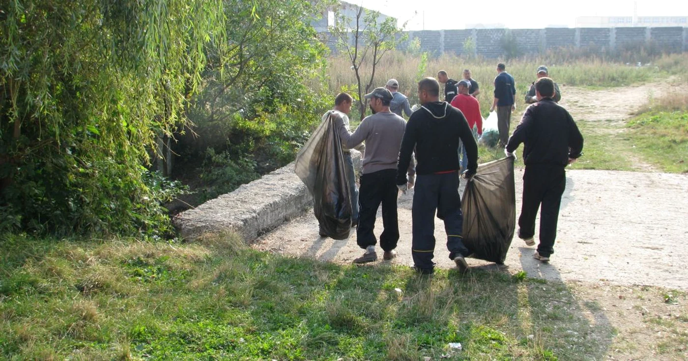 Deţinuţii au ecologizat zona râului Vulcăniţa Foto: Penitenciarul Codlea