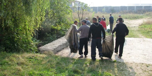 Deţinuţii au ecologizat zona râului Vulcăniţa Foto: Penitenciarul Codlea