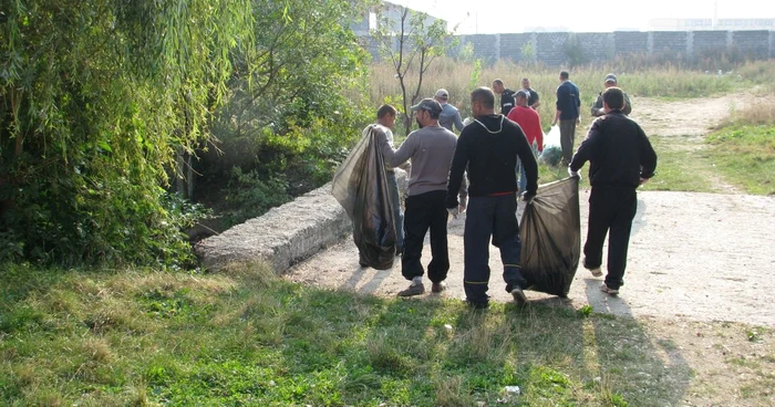 Deţinuţii au ecologizat zona râului Vulcăniţa Foto: Penitenciarul Codlea
