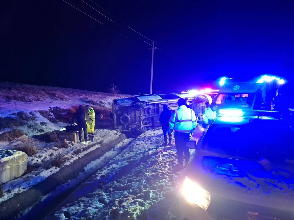 Un microbuz cu 11 persoane s-a răsturnat pe o șosea din Suceava. Doi oameni au ajuns la spital