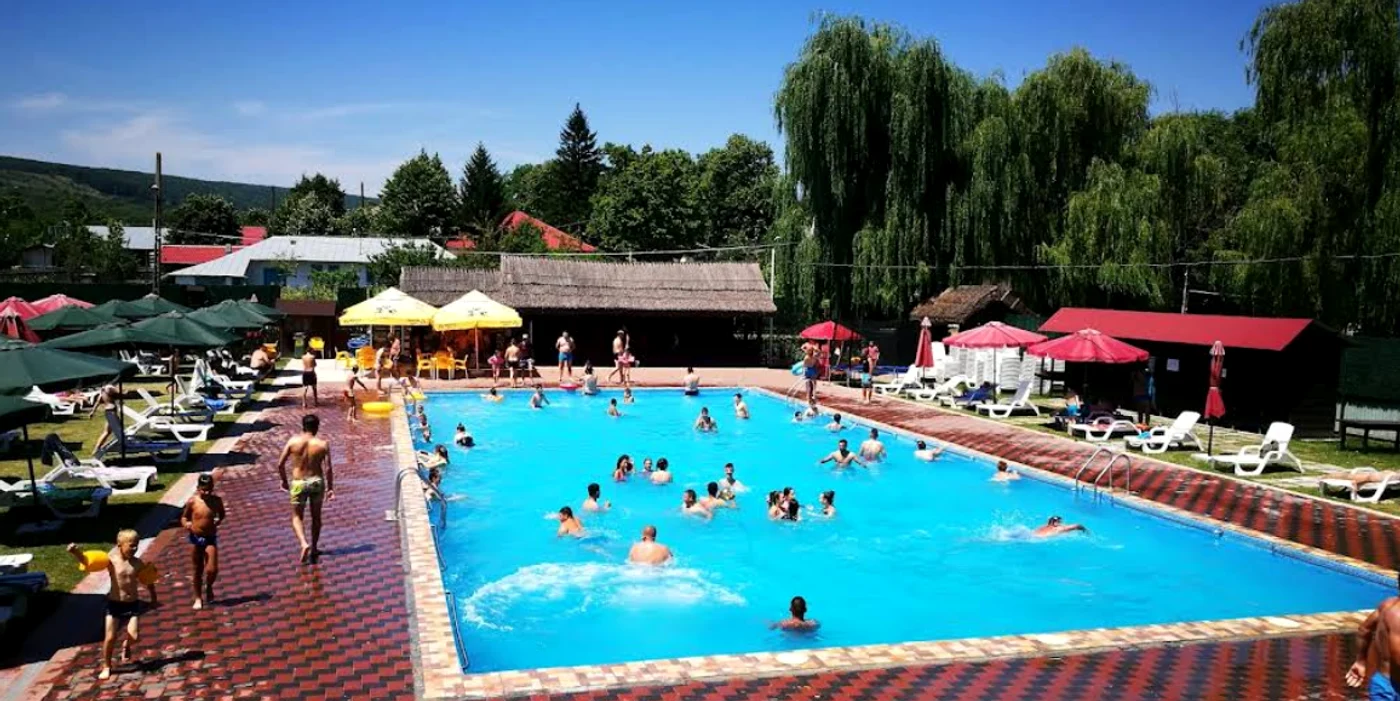 Piscina din comuna vasluiană Pădureni. FOTO: Google Maps/Mihai Gheorghiu
