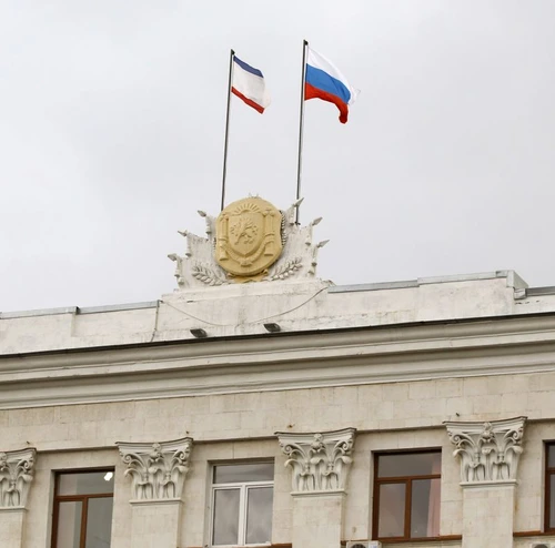 Drapelul Rusiei a fost arborat pe clădirea Consiului de Miniştri din Simferopol de acum două săptămâni. (Foto: Reuters)