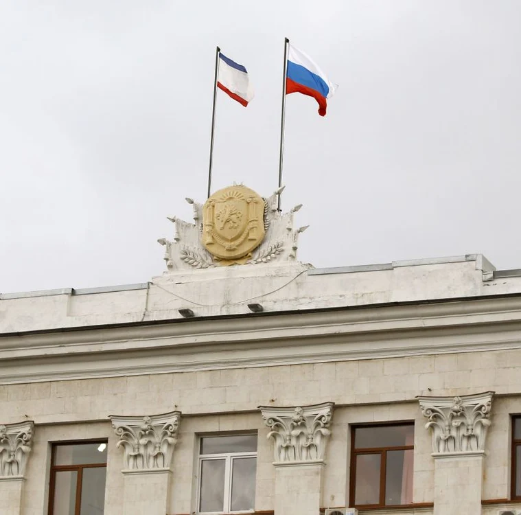 Drapelul Rusiei a fost arborat pe clădirea Consiului de Miniştri din Simferopol de acum două săptămâni. (Foto: Reuters)