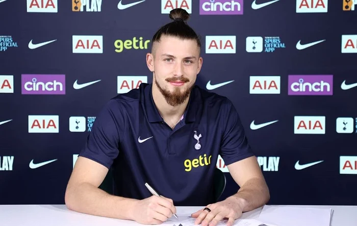 Drăgușin cu Oura Ring la deget, în timpul semnării contractului cu Tottenham