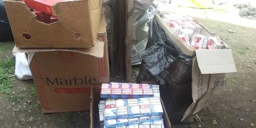 Contrabandiştii din zona Pieţei Mari a Sucevei au fost percheziţionaţi de poliţişti.