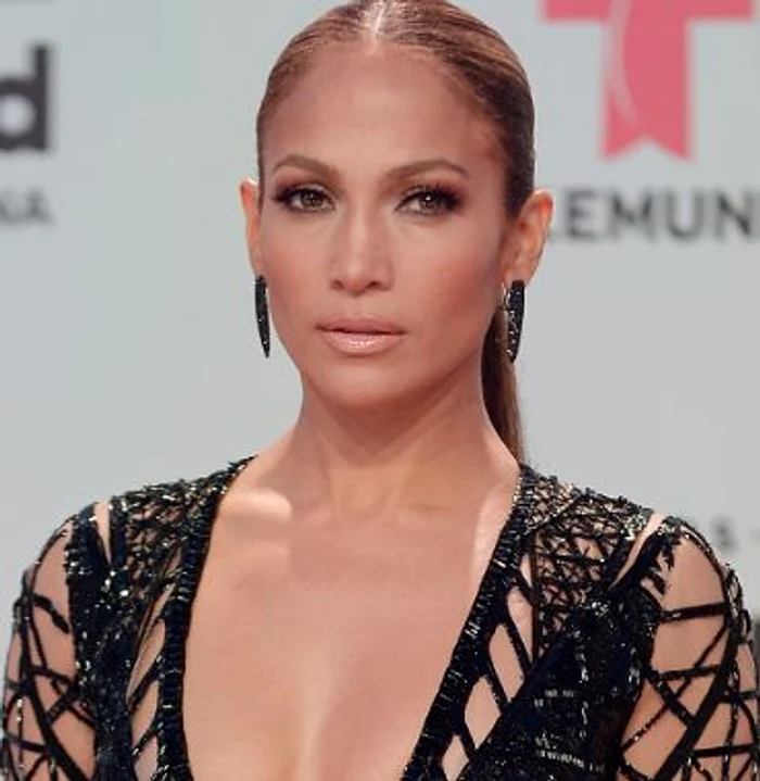 
    Jennnifer Lopez se apropie de 50 de ani, dar arată ca de 20Foto: Getty  