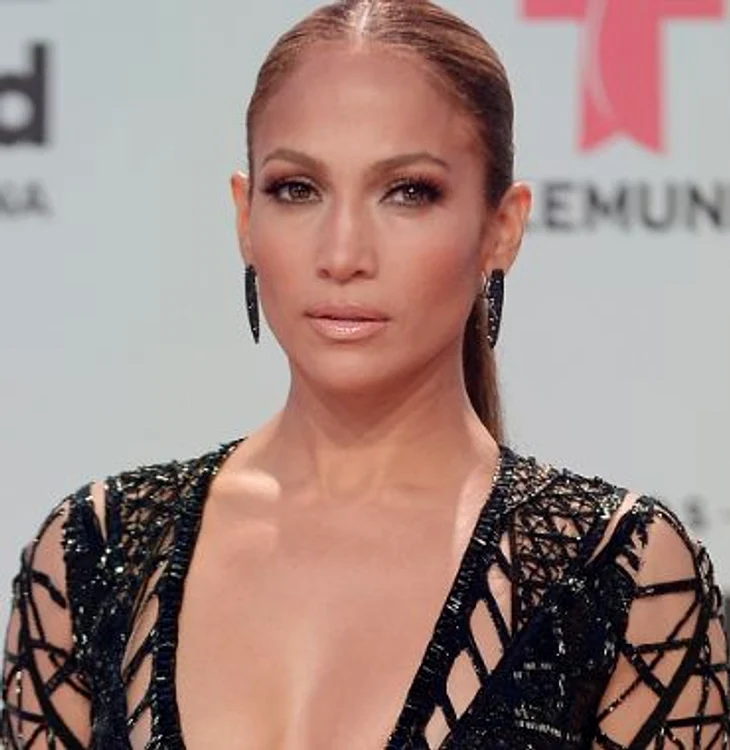 
    Jennnifer Lopez se apropie de 50 de ani, dar arată ca de 20Foto: Getty  