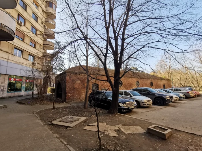 Bucata din fostul zid de fortificaţie a Timişorei aşteaptă să fie restaurată FOTO Ş.Both