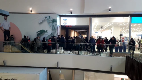 Intrarea în Serviciul Pașapoarte de la Park Lake