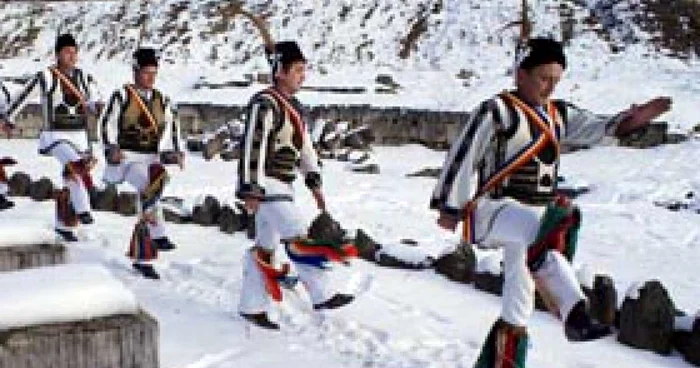 Locuitorii din mediul rural păstrează cu stricteţe tradiţiile de Crăciun