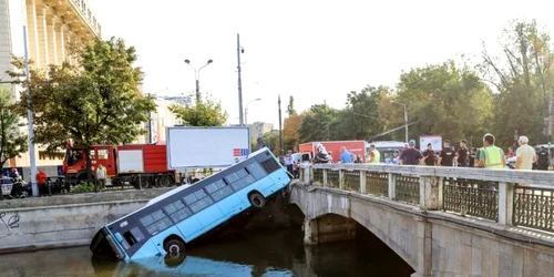 Un autobuz STB a căzut în Dâmboviţa FOTO ISU