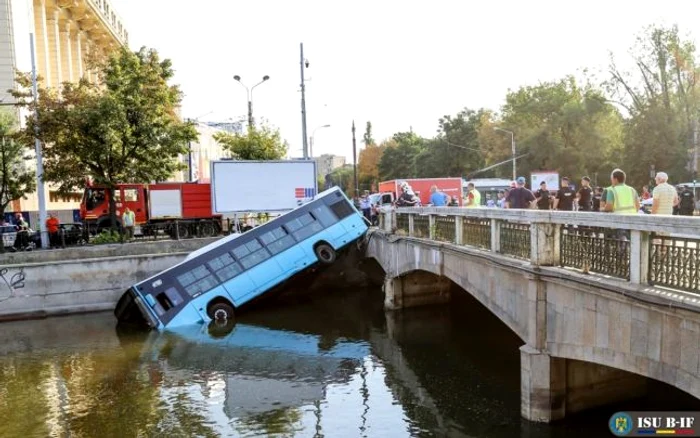 Un autobuz STB a căzut în Dâmboviţa FOTO ISU