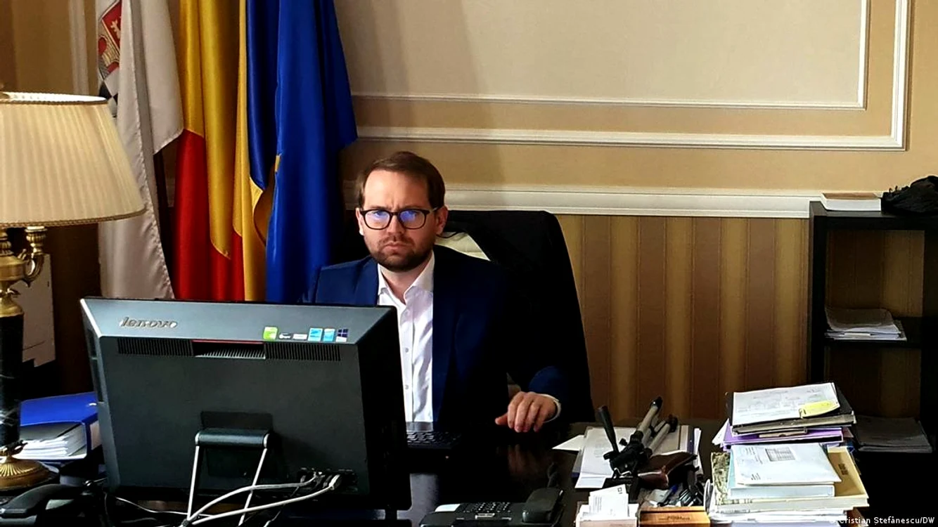 Primarul Dominic Fritz în biroul său din Primăria Timișoarei, în decembrie 2022