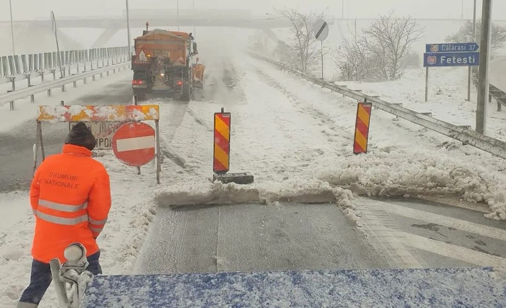 Cod roșu de viscol: Autostrada A2 și mai multe drumuri naționale și județene, închise circulației. Județele cu probleme | VIDEO 