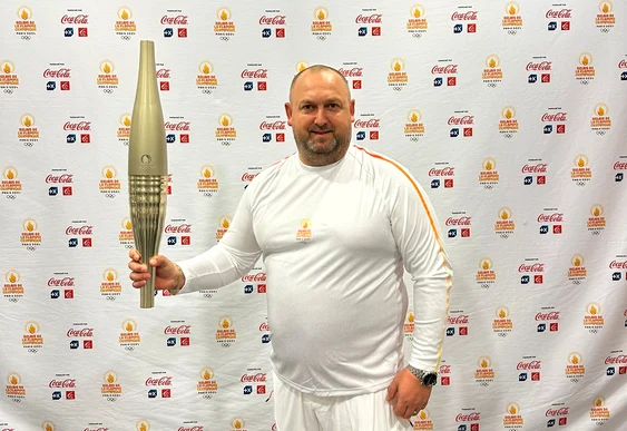 Vasile Balin cu torța olipică. FOTO: Arhivă personală