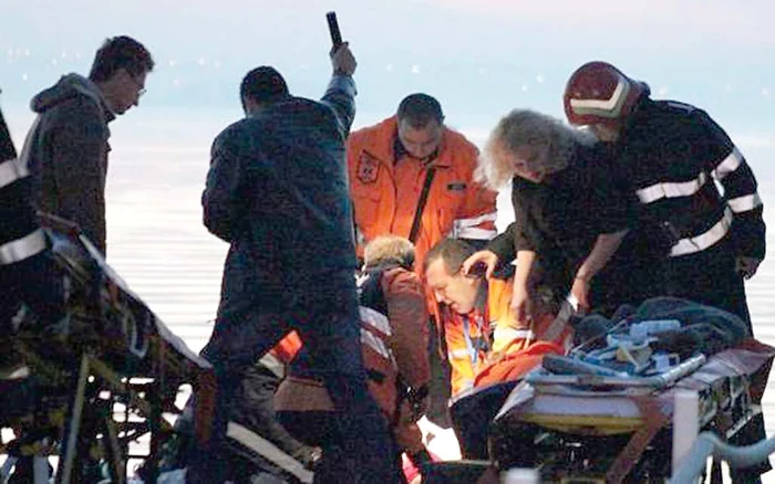 
    Trupurile victimelor au fost scoase după ore-n șir de bâlbâieli ale autorităților  