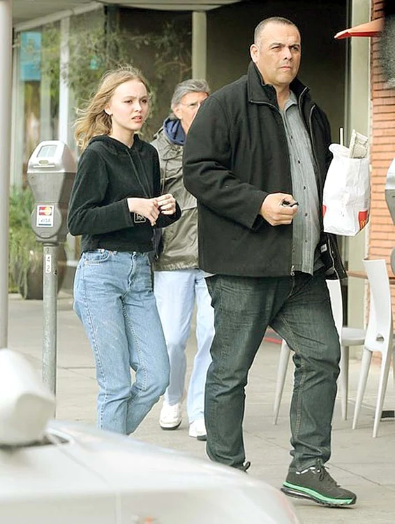 Bodyguardul o supraveghează 24 de ore din 24 pe Lily-Rosefoto: Guliver/splashnews/reuters