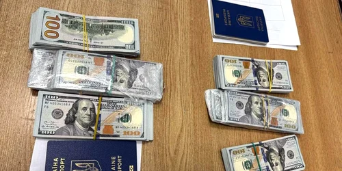 Două ucrainence prinse la granița cu 60 000 de dolari ascunși în încălțăminte FOTO Politia de frontiera jpg
