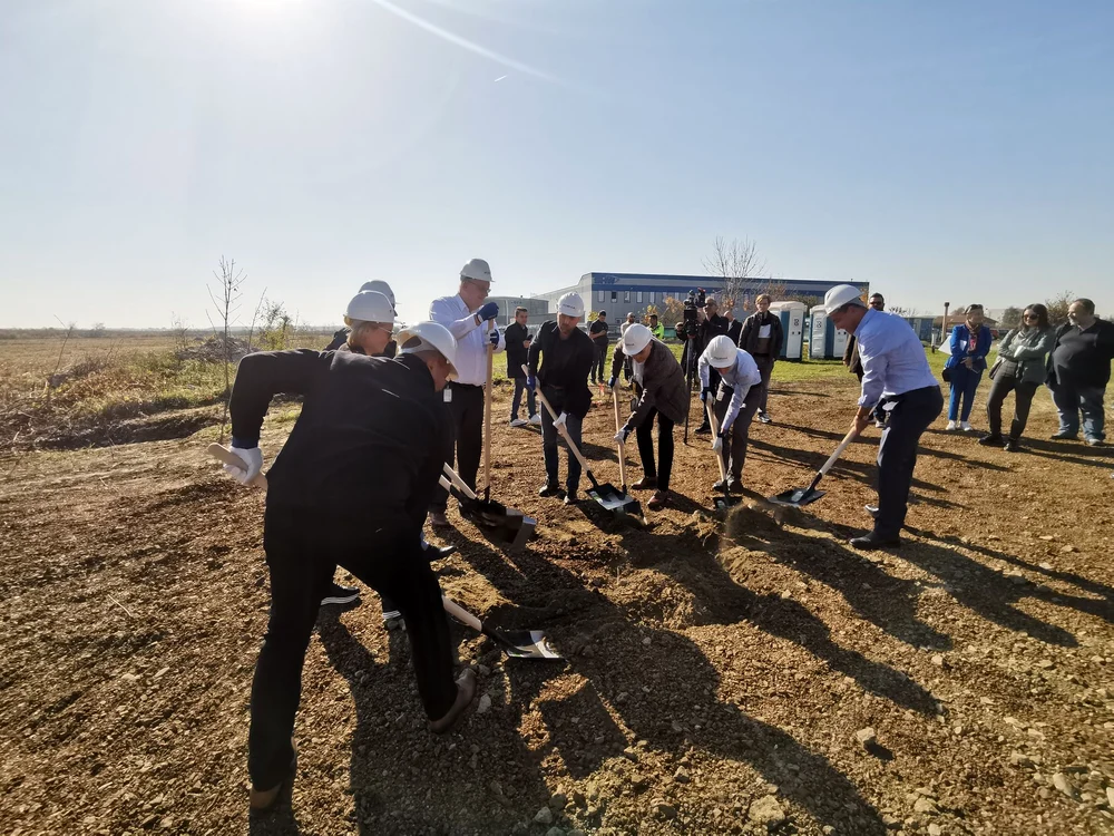 Cei de la Hella au început recent construcția unei fabrici "verzi" FOTO Ștefan Both