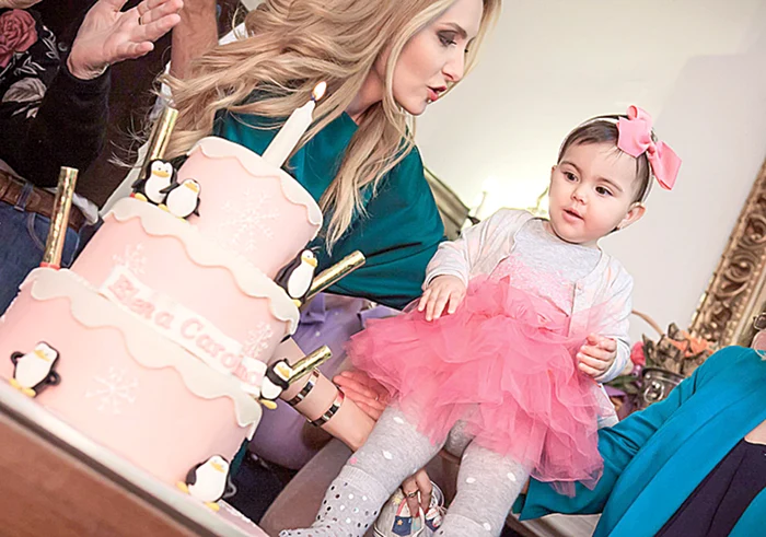 Fetiţa Alinei Sorescu a primit  un tort superb la petrecere