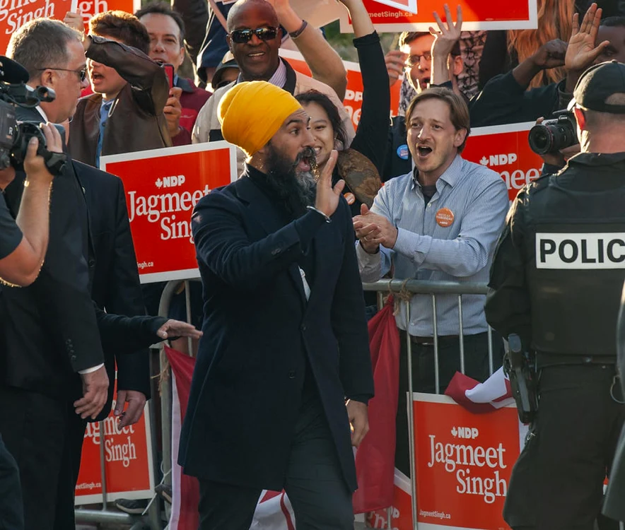 Deputatul Jagmeet Singh, în prim-plan, în cursul unui miting electoral FOTO EPA-EFE