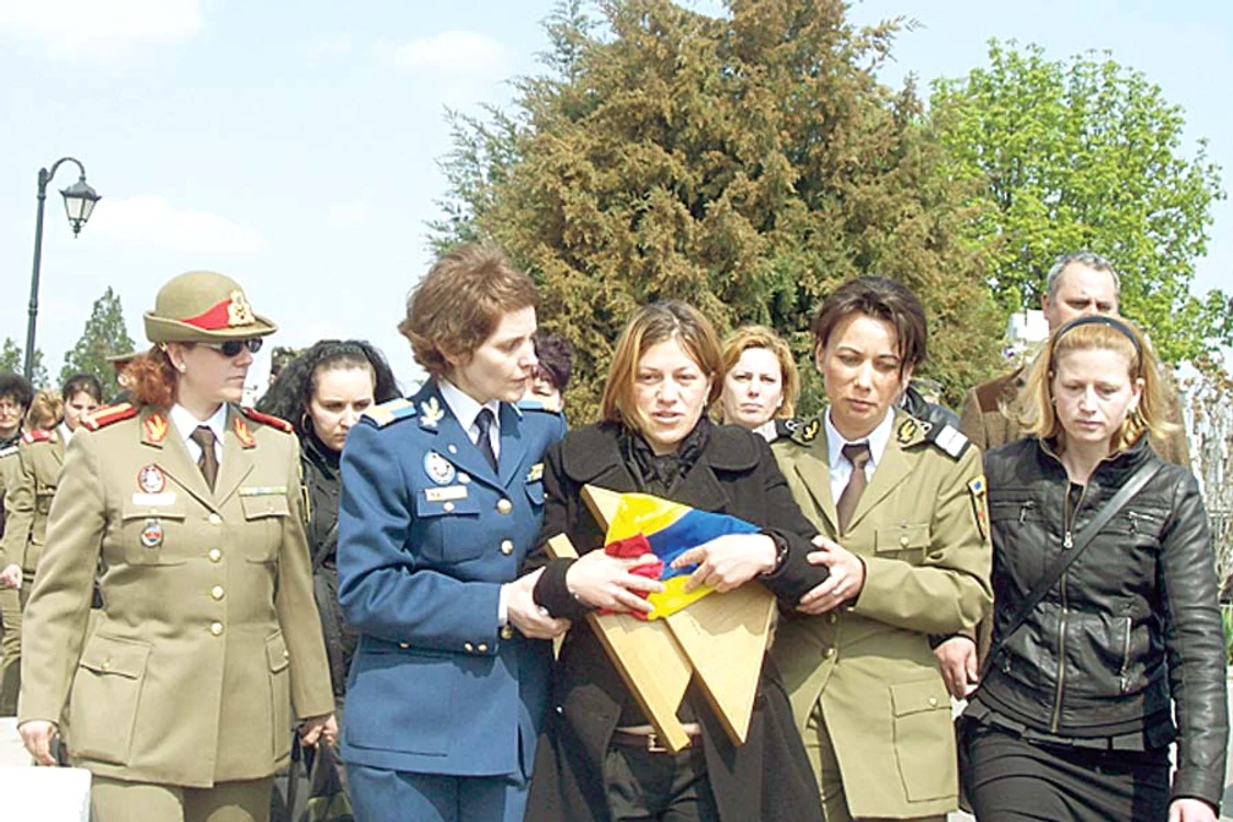 
    Soţia militarului,  răpusă de durere (FOTO: ANDREEA MITRACHE )  