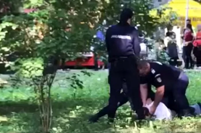 Modul în care echipajul de jandarmi a acționat a fost criticat de multe vociFoto: captură video