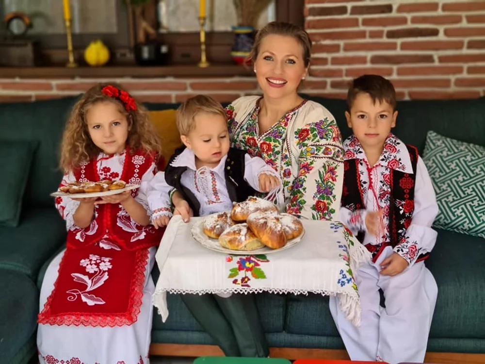 7 copiii mirelei vaida in costum popular 4 jpg jpeg