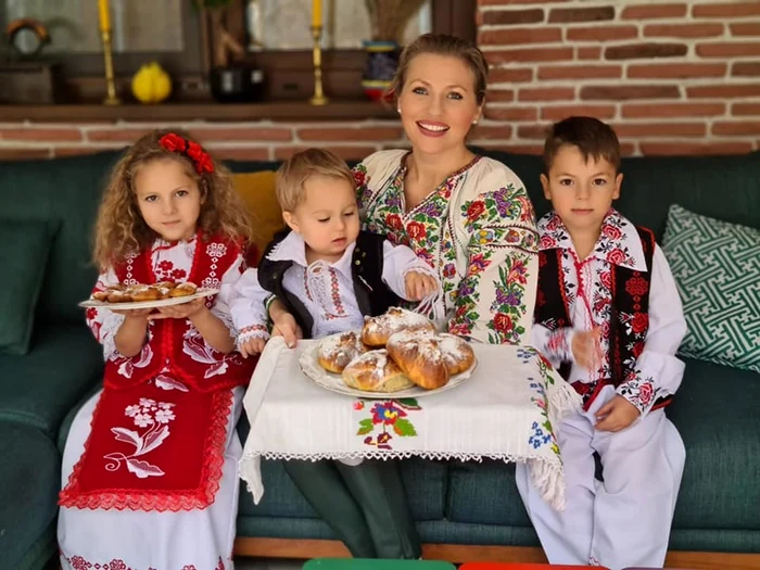 7 copiii mirelei vaida in costum popular 4 jpg jpeg